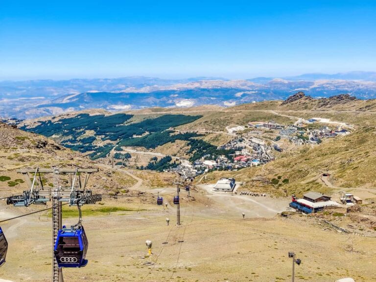 Borreguiles-gondel boven Pradollano in de Sierra Nevada tijdens de zomer