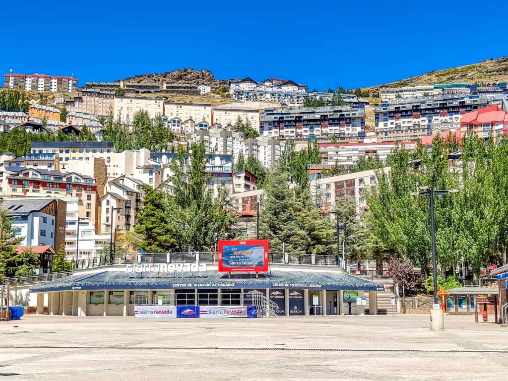 Pradollano in de Sierra Nevada met hotels en appartementen in de zomer