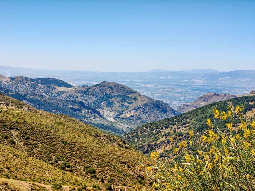 Berglandschap van de Sierra Nevada in de zomer met wandelroutes