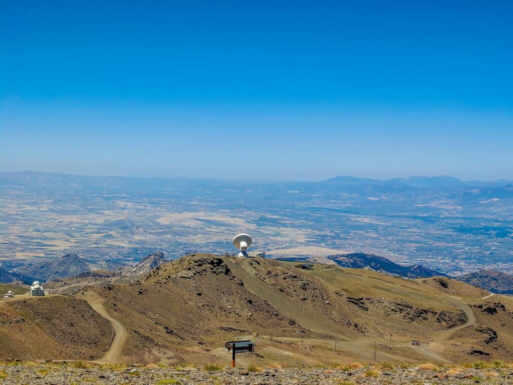 Uitzicht vanaf het bergstation van de Veleta-stoeltjeslift op 3028 meter hoogte