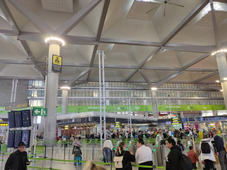 Passagiers die rondlopen of wachten om in te checken op de internationale luchthaven van Malaga in Spanje.