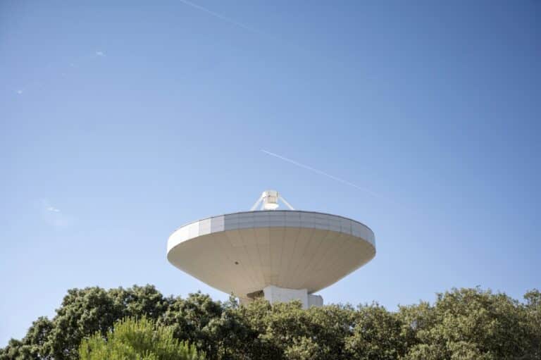 Radiotelescoop van het Observatorium van Yebes in Guadalajara onder een blauwe hemel