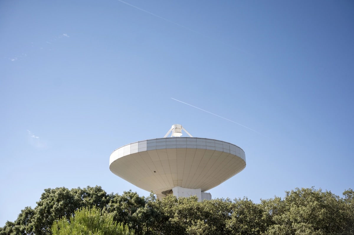 Radiotelescoop van het Observatorium van Yebes in Guadalajara onder een blauwe hemel